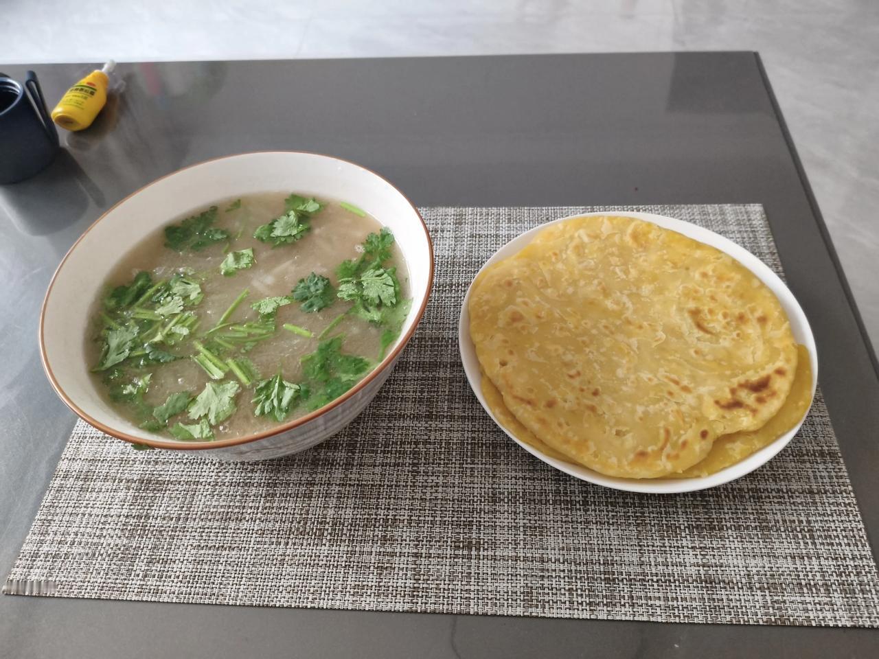 一张油饼配上一碗白萝卜条汤，好吃好喝。
