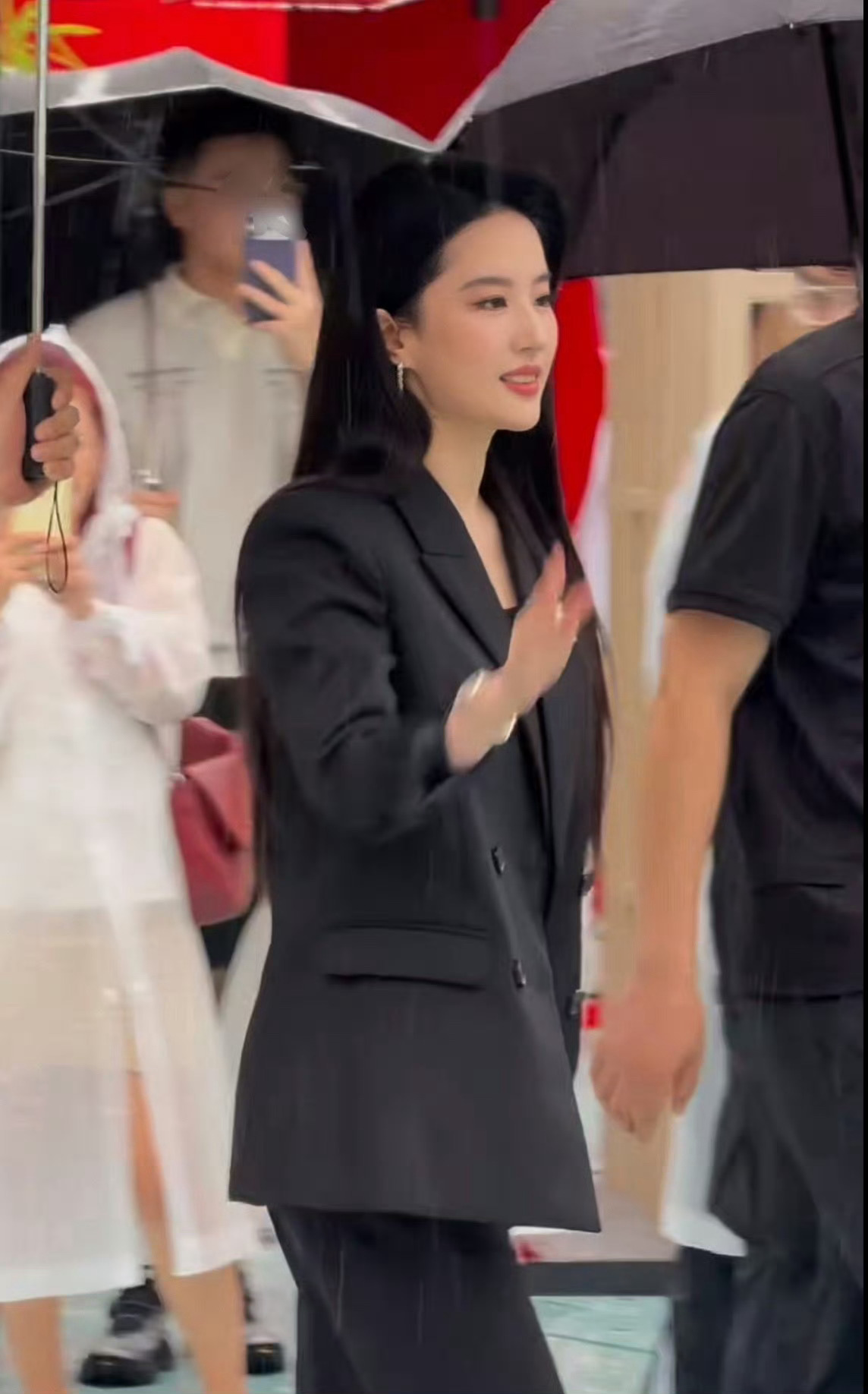 刘亦菲黑西装白胸花今天下午，刘亦菲一袭黑色西服套装亮相品牌成都线下活动，并在胸前