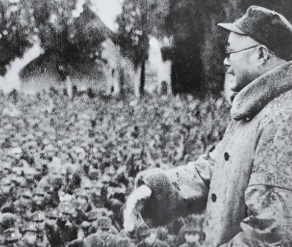 刘伯承曾3次担任红军总参谋长，却因为得罪了2个人，2次被撤职。
 
这两位让刘伯