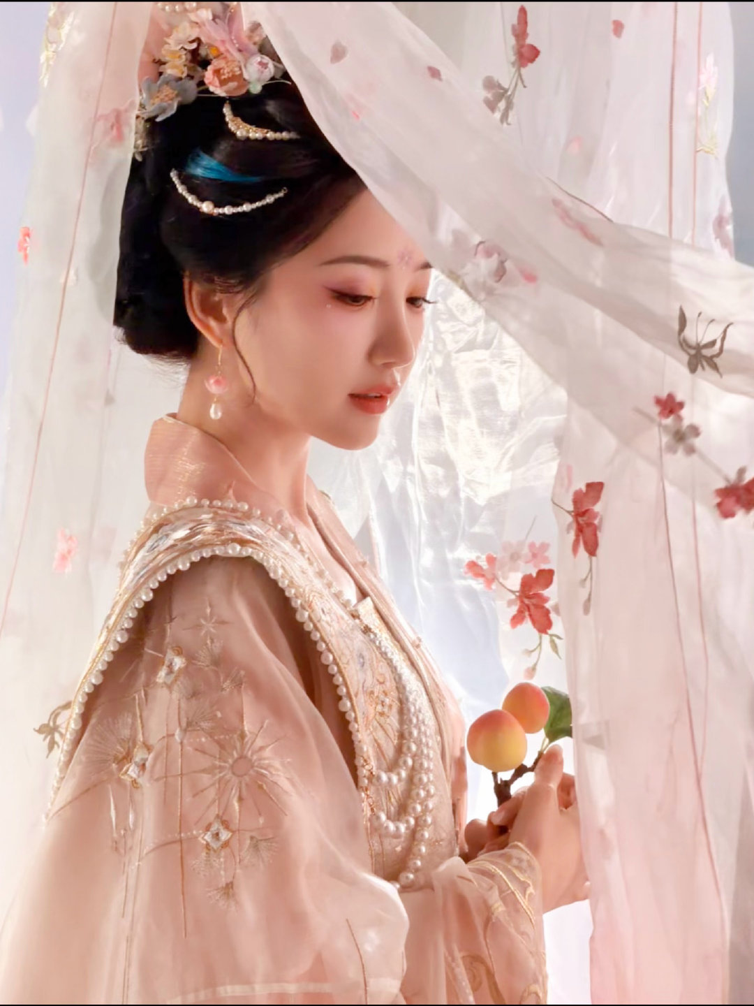 芙蓉生鬓畔，风露自清华🪷毛晓彤这个造型真好看！ 