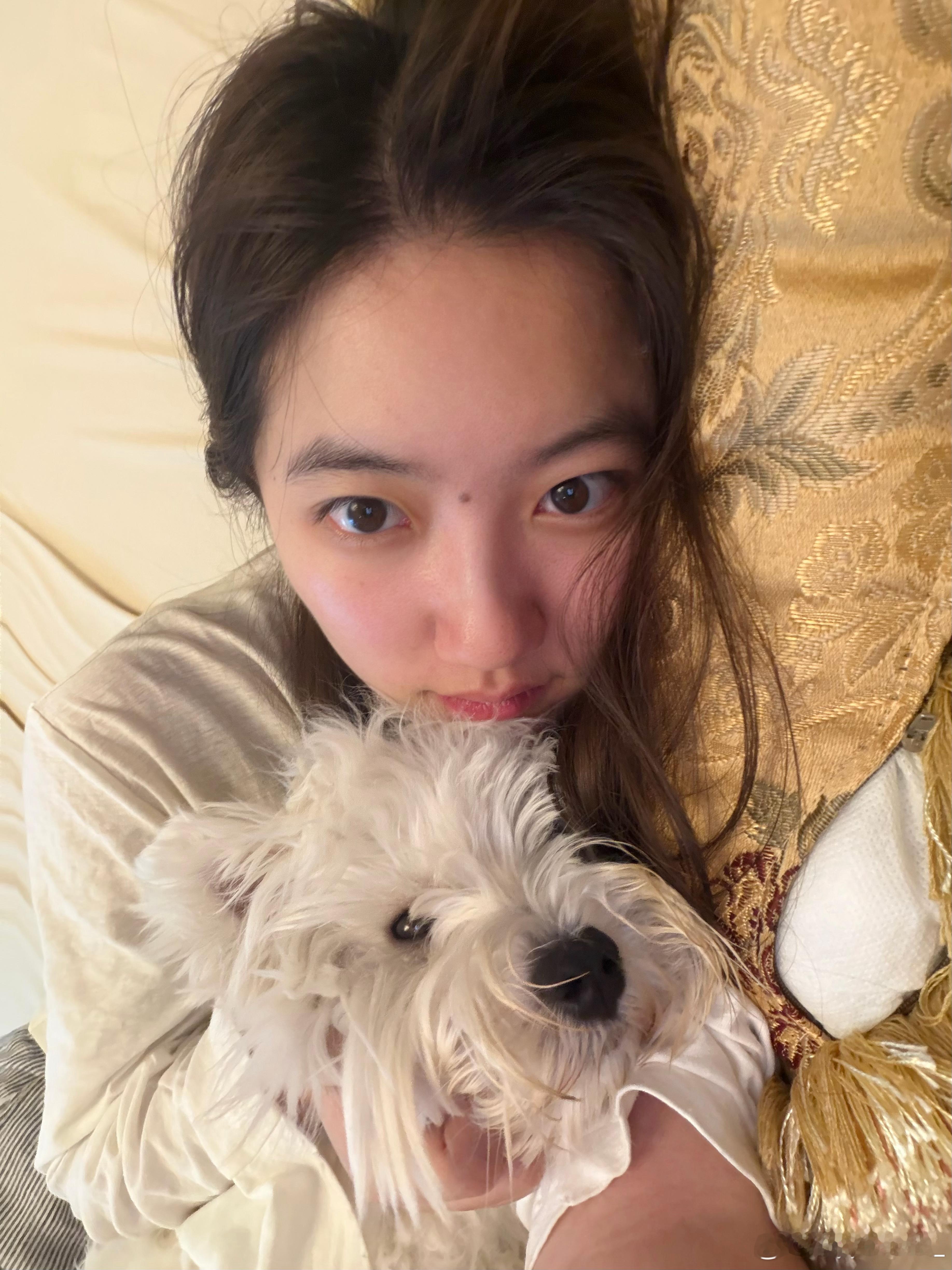 图片中有一位很困 