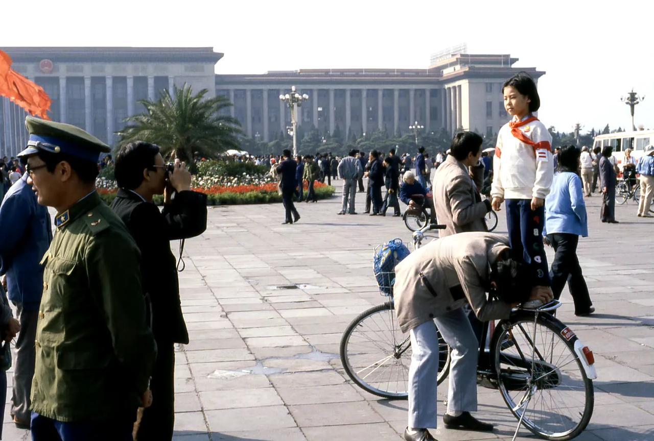 在广场上留影，北京，1988年11月摄。 ​​​