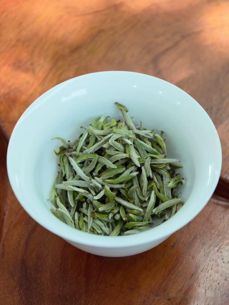 咱家这款高山老枞银针，
全部做到单款单料分开制作！
采用呵护式萎凋工艺，
温柔锁