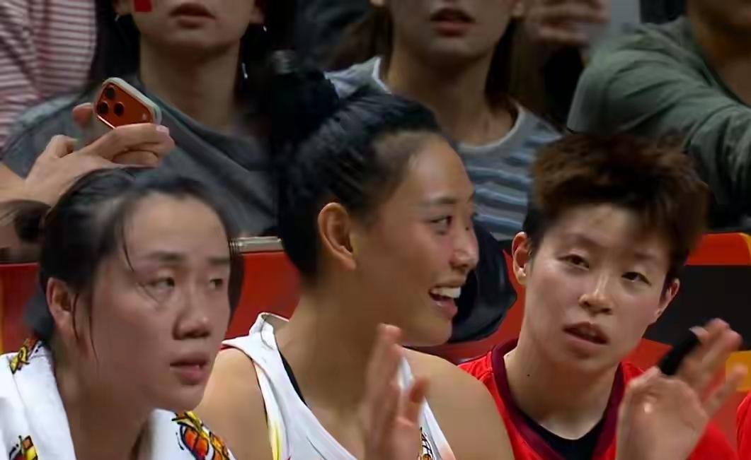 这场对阵捷克的胜利，赢下来满是惊险，中国女篮手握巨大内线优势，却被对手三分压制，