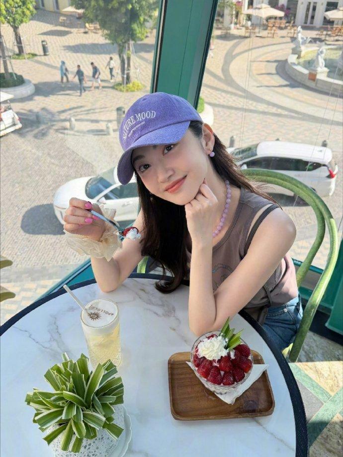 什么样的标准堪称是美女
景甜的五官长得真的非常标准，人间富贵花的称号也不是白白来