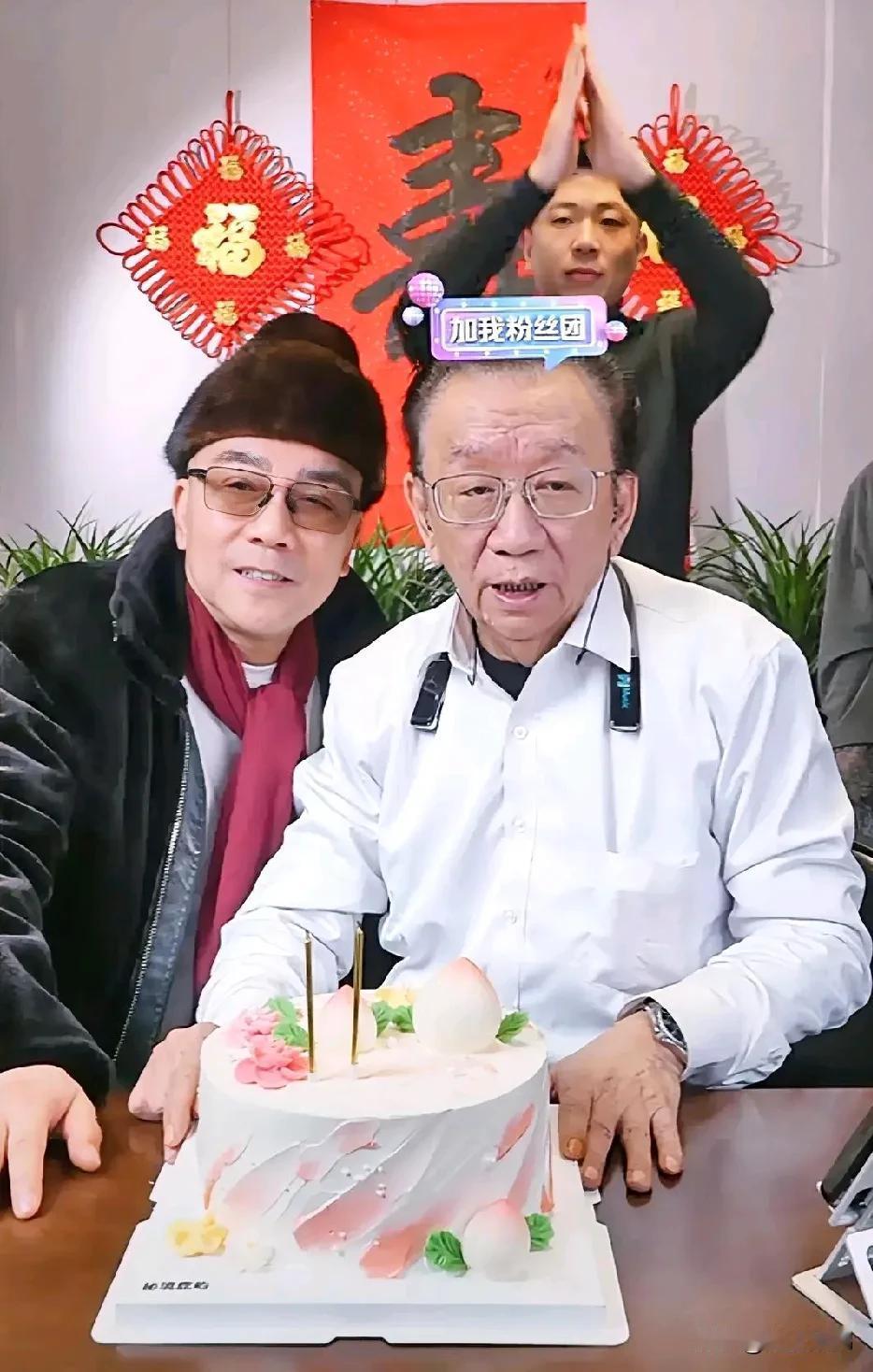 这哥俩是“亲兄弟”
   侯耀华在杨议直播间过了生日，为了流量，今天绝对不是侯耀