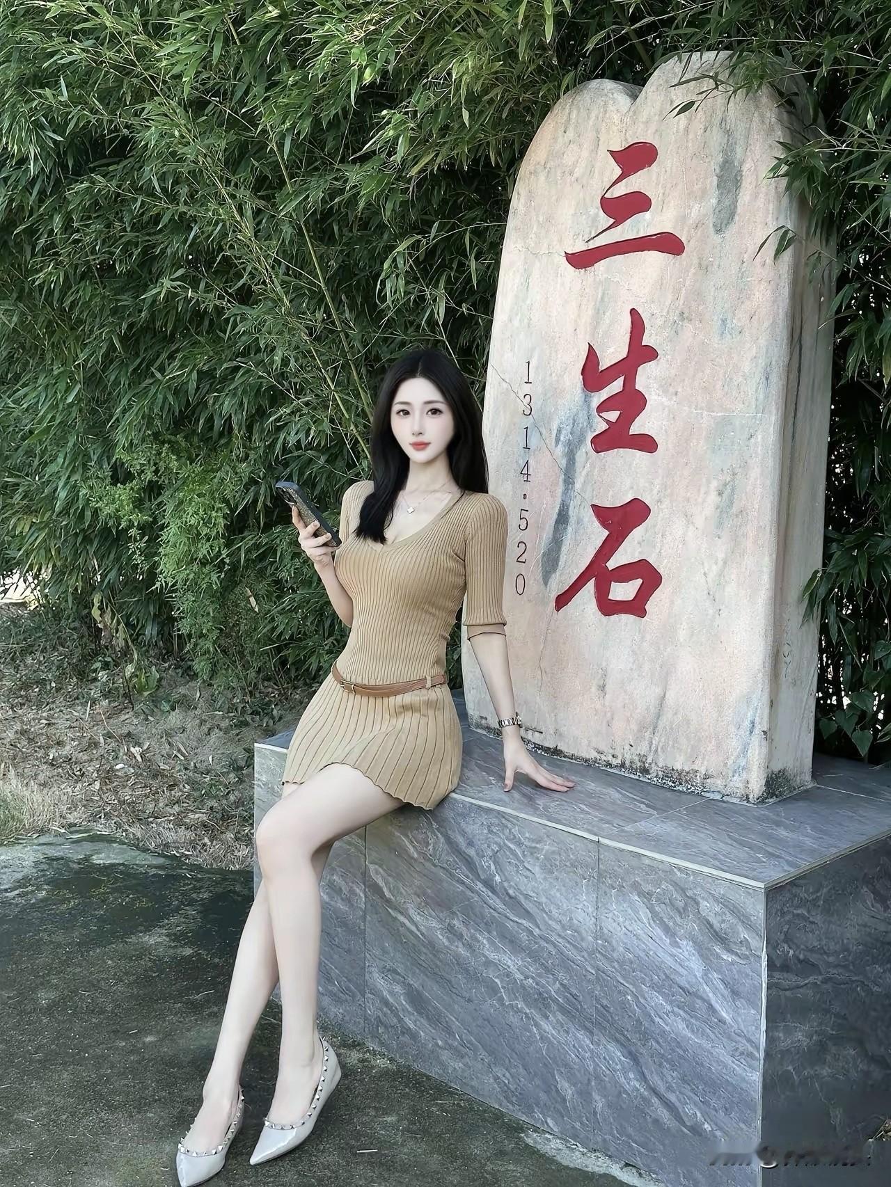 优雅穿搭，与三生石合影，感受岁月静好。