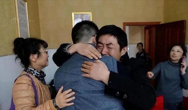 1991年，贵州3岁男童被人拐走，父亲因此抑郁自杀，母亲不肯放弃坚持寻找，25年
