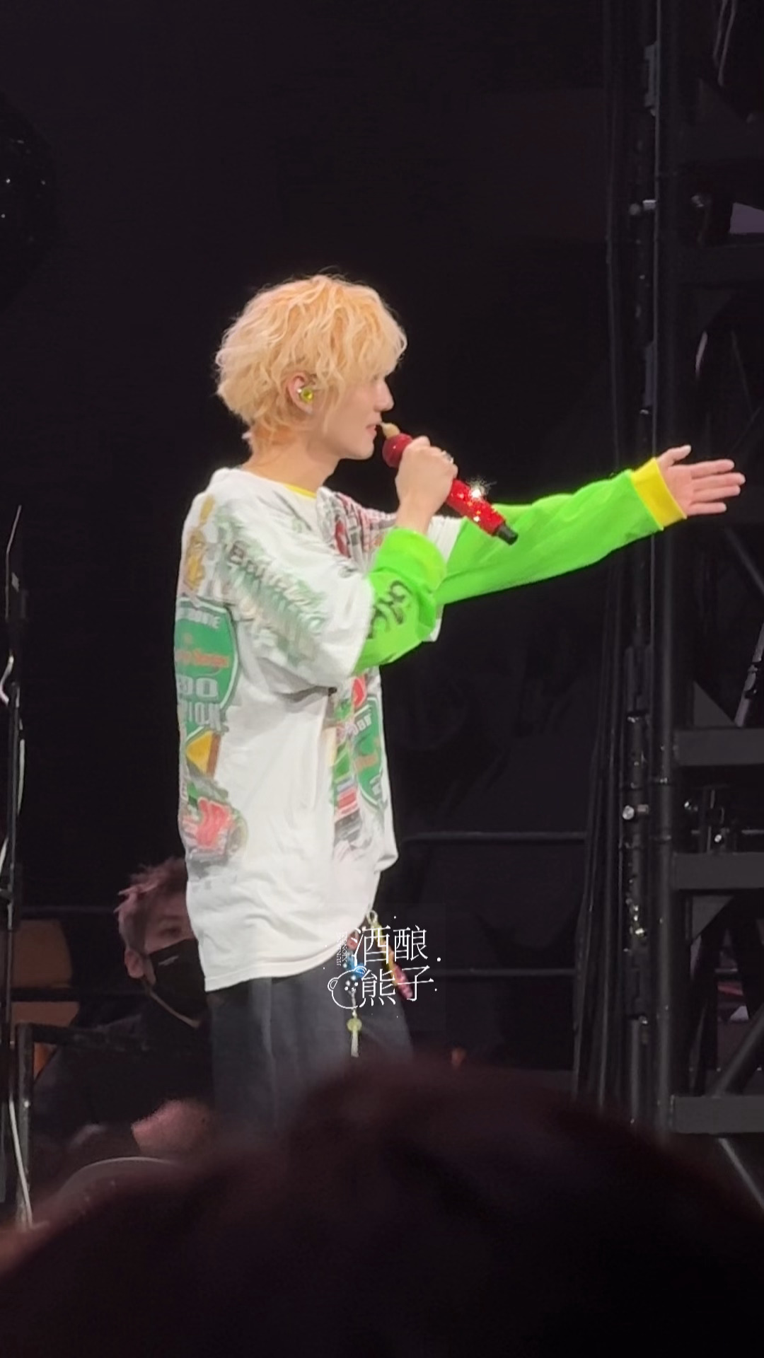 鹿晗叫粉丝宝宝 手机掉床缝听一晚上鹿晗这句“宝宝”。。。鹿晗香港演唱会 ​​​