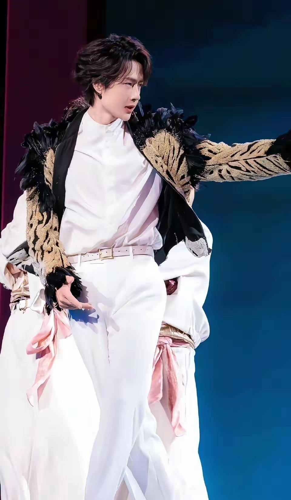 王一博跳舞为什么好看！这就是👇🏻原因！随便截图动作都不含糊！协调，到位，神形