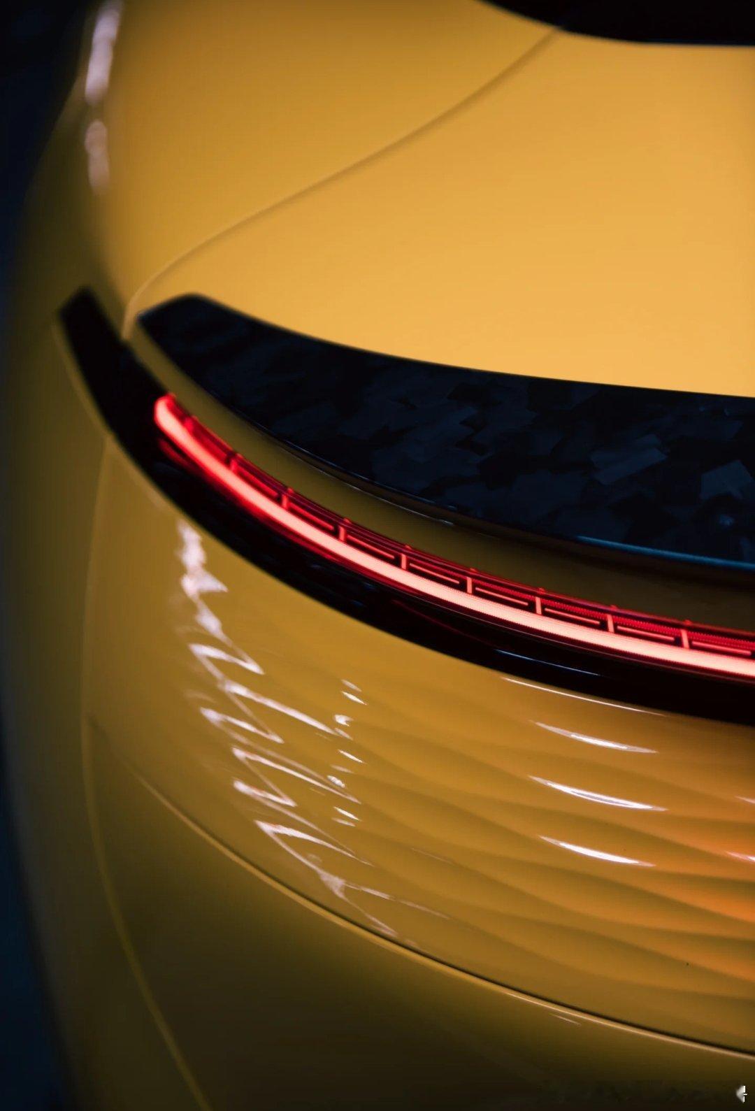 极氪提供了无缝且安全的车辆进入与启动体验。 靠近车辆时自动解锁、离开后自动上锁的