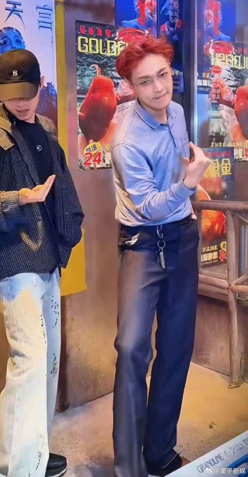 张艺兴老干部穿搭张艺兴跳舞变装张艺兴老干部穿搭，哈哈哈哈，[思考][思考] ​​