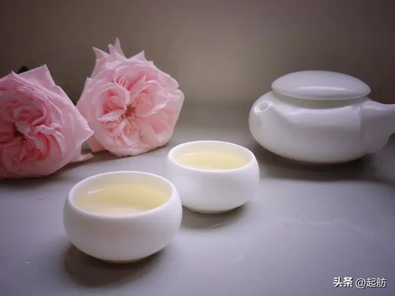 上联:沏杯香茶待挚友，您来对下联斟满红酒迎知音