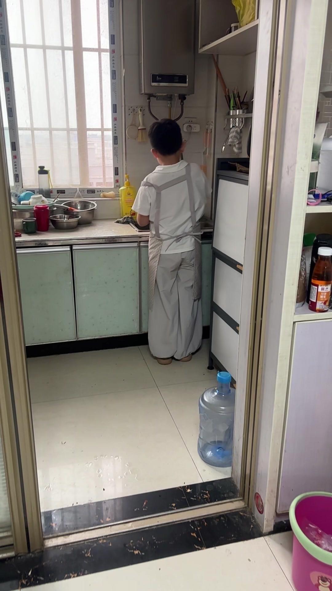 今天又主动帮妈妈洗碗，还轻声说妈妈辛苦了，让我歇会儿。那一刻突然觉得，我的男孩在
