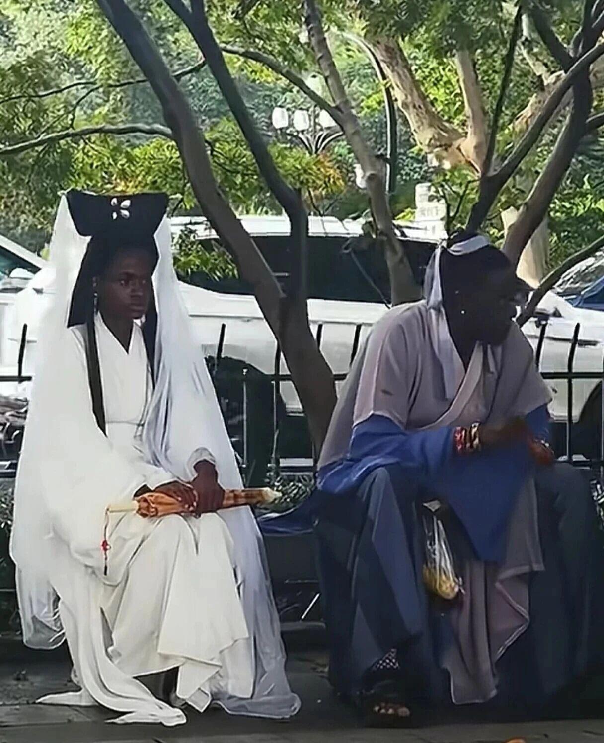 这白娘子也不白啊？西湖偶遇非洲白娘子
她乐意穿，他愿意陪，
西湖边最美的断桥相会