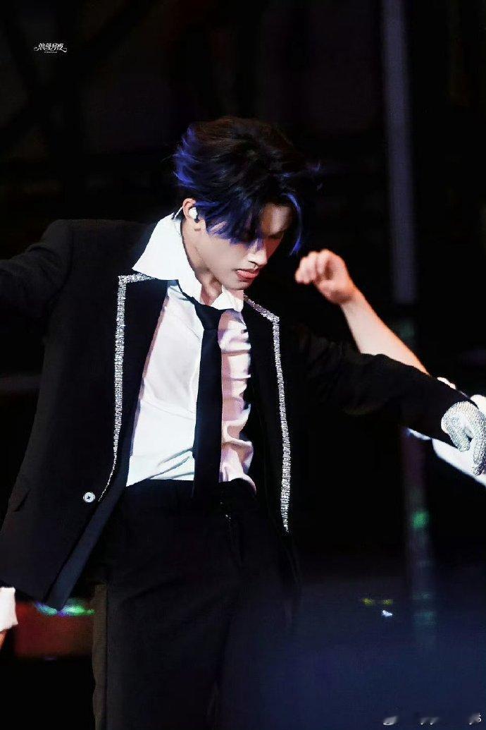 新音舞台的隐藏彩蛋被张极狠狠拿捏！丝绸西装的光泽感拉满，举手投足间全是成熟魅力，