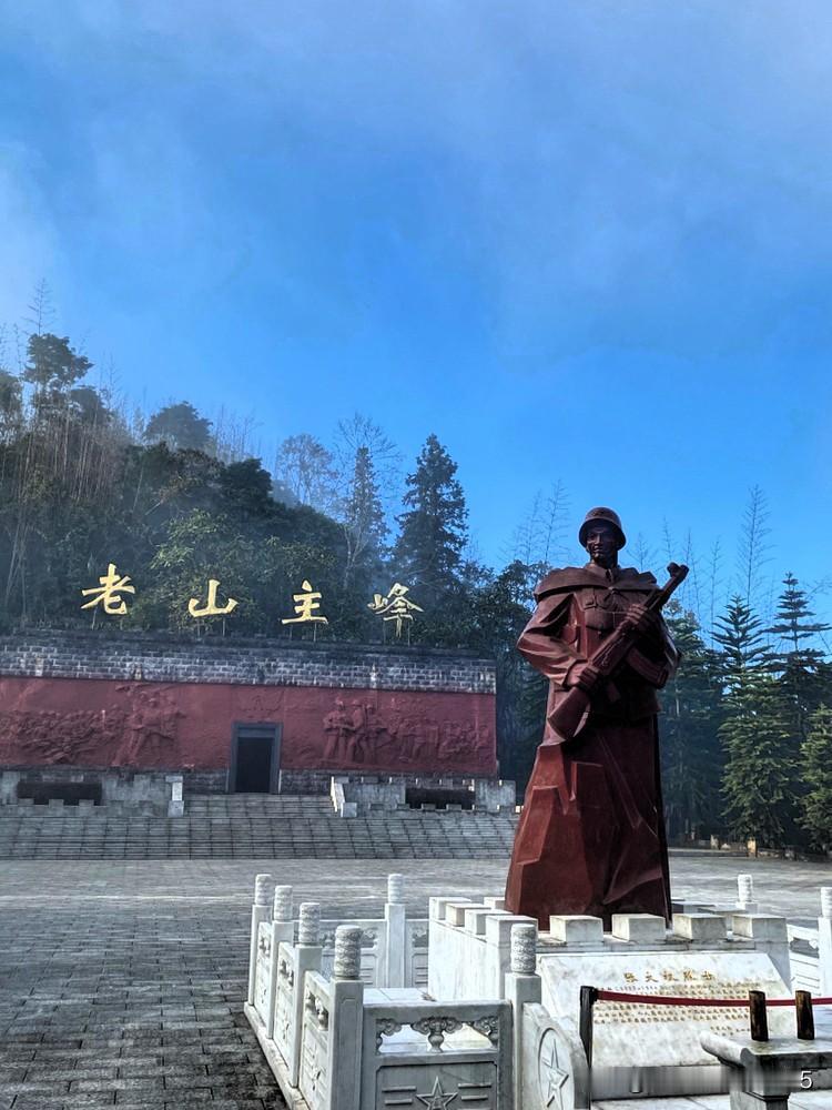 英雄老山，大年初五，清晨的第一缕阳光，我是最先接住的那个朝圣者。

战士们都赞我