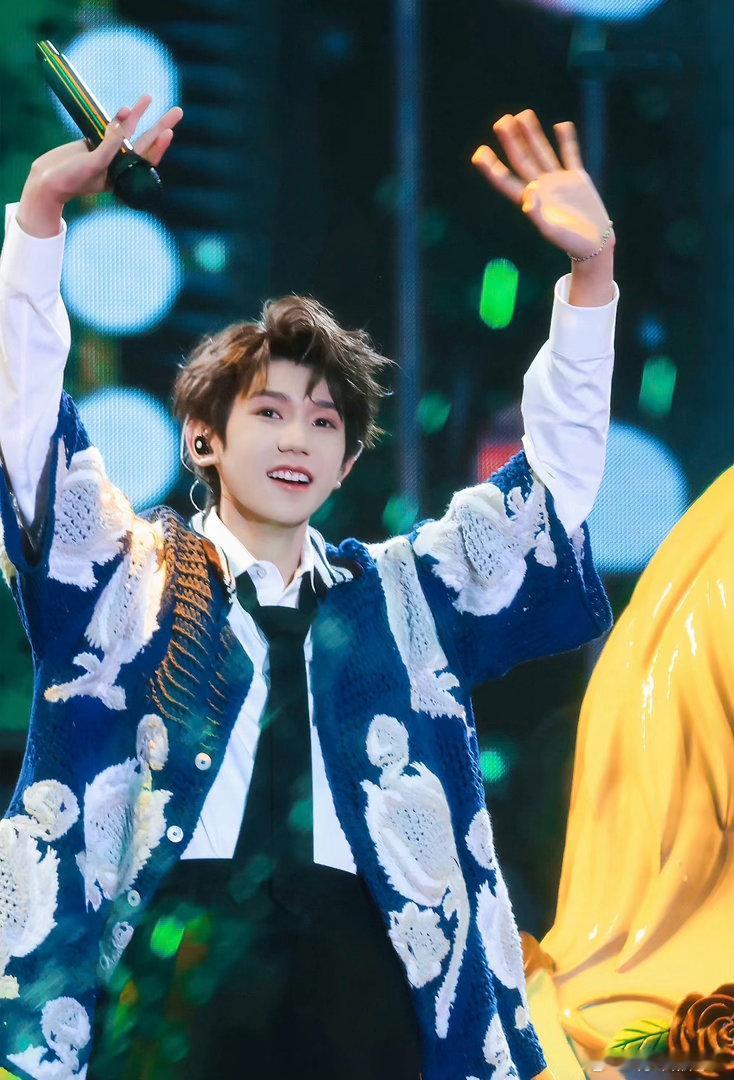 人类会反复爱上王源618夏日歌会 从《王牌》到《我是唱作人》到现在，王源确实让人
