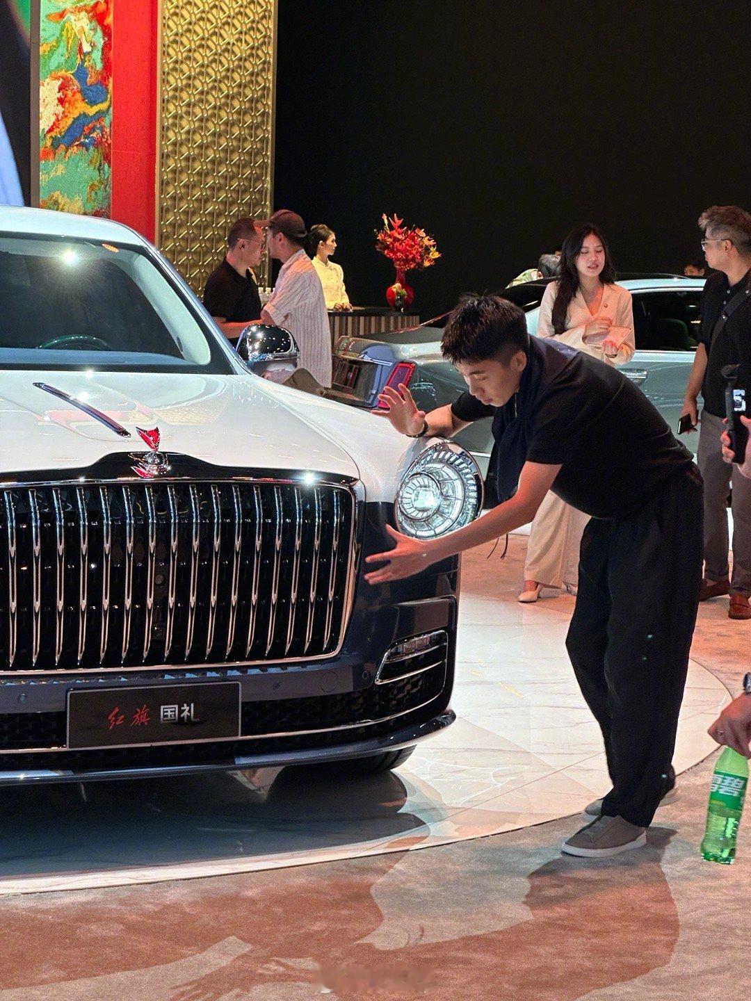 偷偷给车圈顶流拍个工作照，最后还是被他发现了。拍的车是我们家乡特产大红旗，节目出