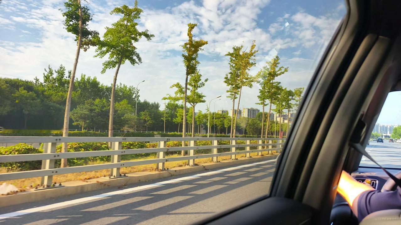 蓝天白云，秋高气爽。