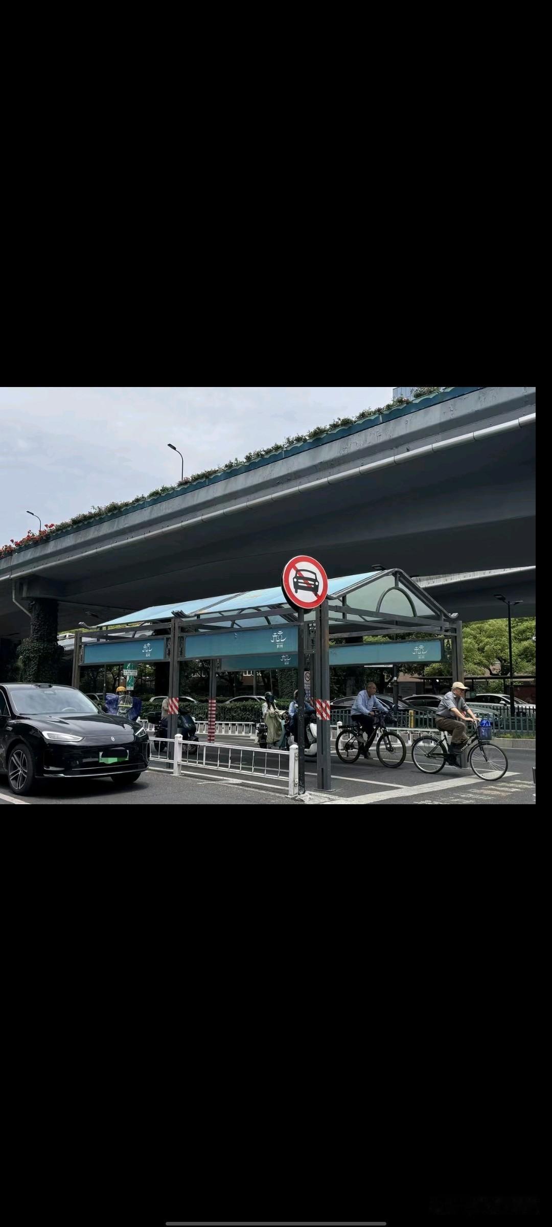 记得十几年前的夏天到南方旅游，忘记哪个城市了，夏天在十字路口为非机动车设置遮阳棚
