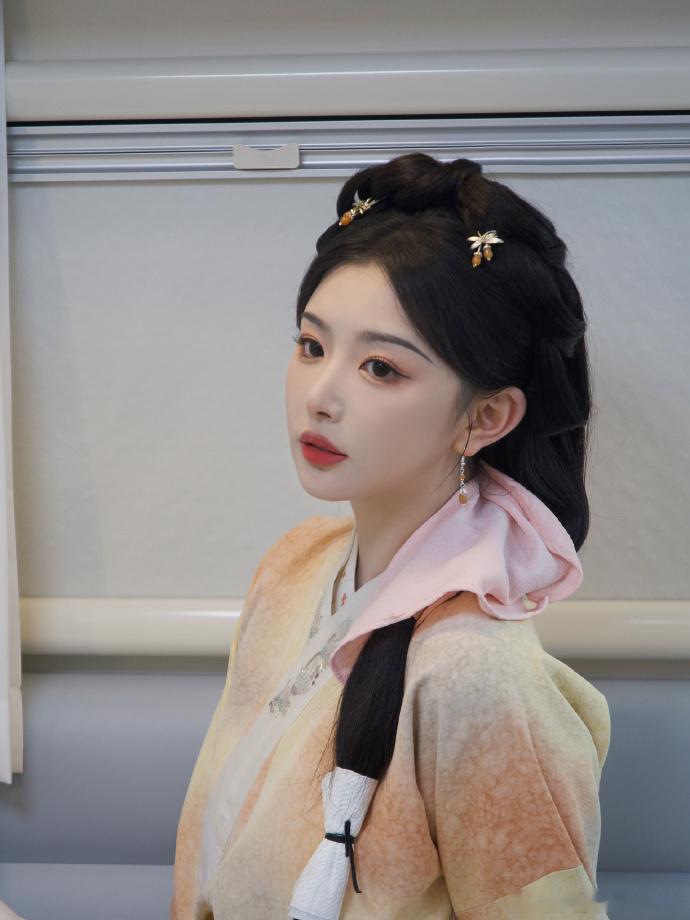 #孔雪儿橙子妆#孔雪儿很适合这样的橙子妆，特别是看见整个人呈现出来的氛围感，对于