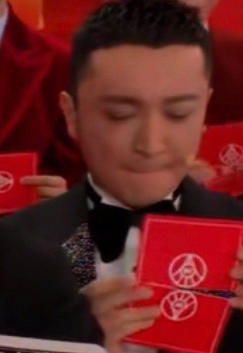 哥脚趾已经在抠地了吧 左顾右盼透露慌张哈哈哈哈哈 #春晚段子大考##春晚# ​​