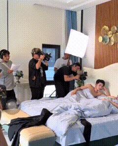 演员亲密戏拍摄现场，好尴尬啊。
这工作真不是一般人能做的，睡个觉一堆人看着，我感