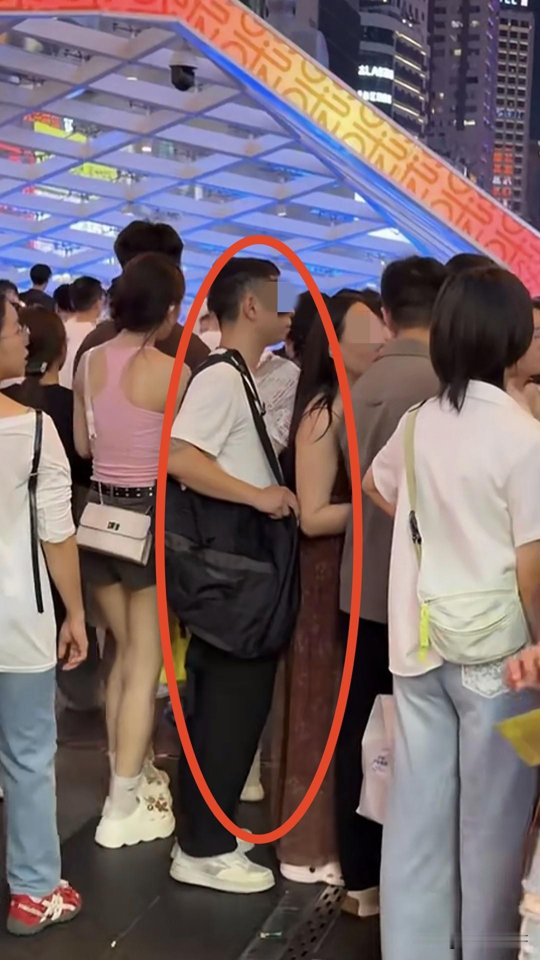 出门在外人多的时候真的要警惕这种紧跟在身后的人，短短几十秒的功夫，这名男子就贴身