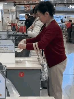 超市免费塑料袋竟成“薅羊毛”目标？这位大妈的操作真让人看傻了眼！
 
     