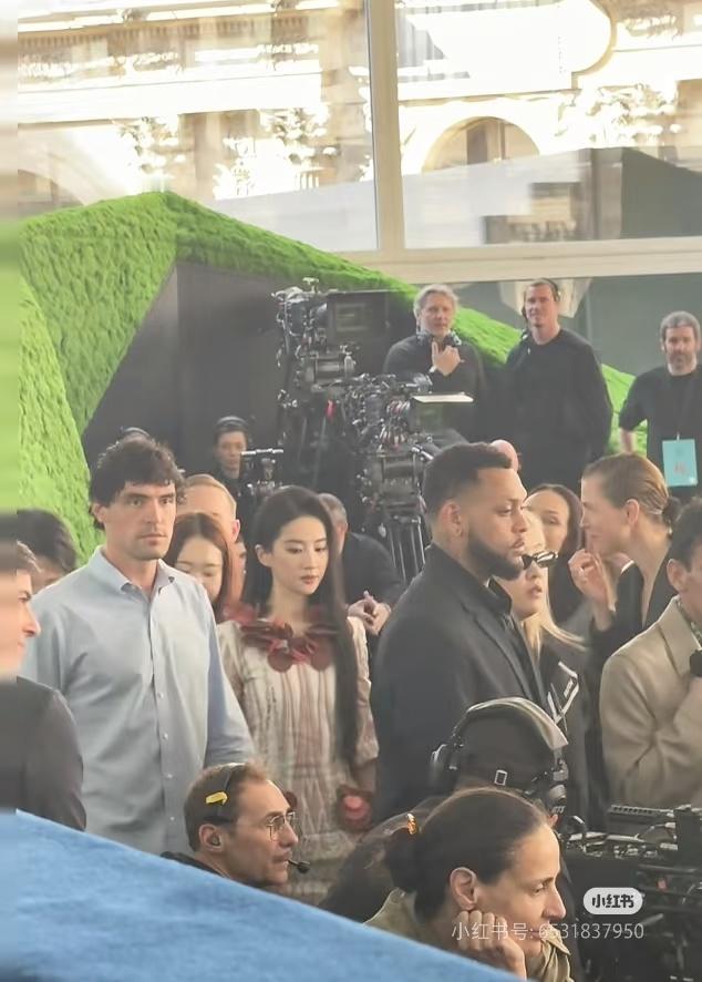 美晕了，LV这件筹衣服遇见刘亦菲很俏皮啊！这样美貌的代言人竟然在LV，LV八辈子