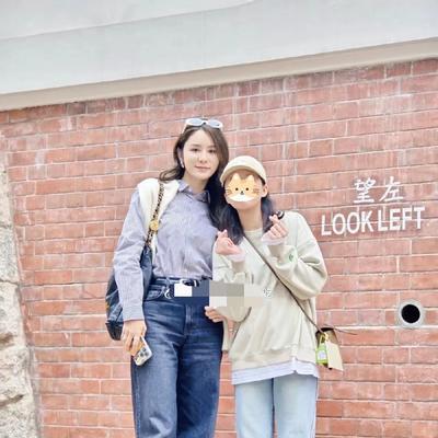 林峰老婆太阔绰啦！路上见到人就给红包，果然是嫁给了厦门首富的儿子就是不一样呢！