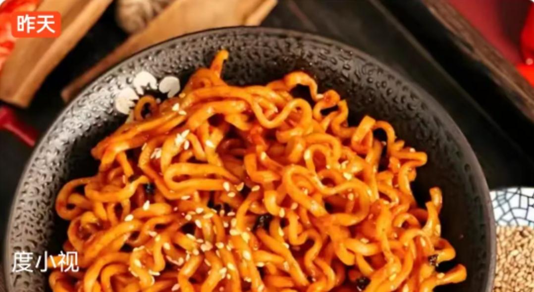 凌晨三点的急诊室，14岁的小宇（化名）蜷缩在病床上，冷汗浸透了校服。他捂着腹部，