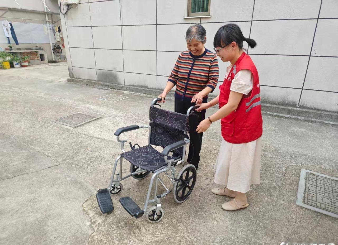 【寻常入户走访 牵起帮扶纽带 夏渠社区社工助力特殊家庭纾难解困】“有了这辆轮椅，