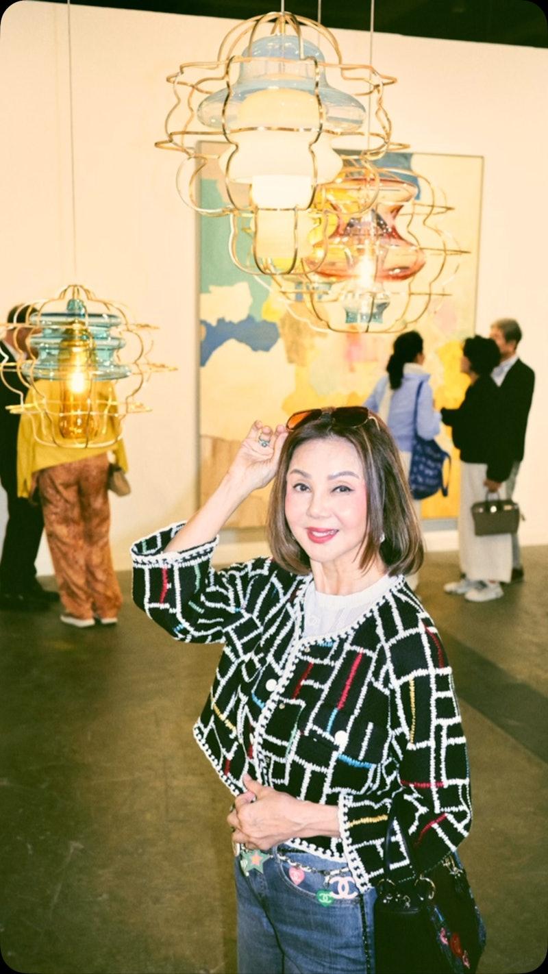 现年68岁的名媛谢玲玲与人称「岳少」的林建岳结婚后移居香港，两人育有两子三女，虽