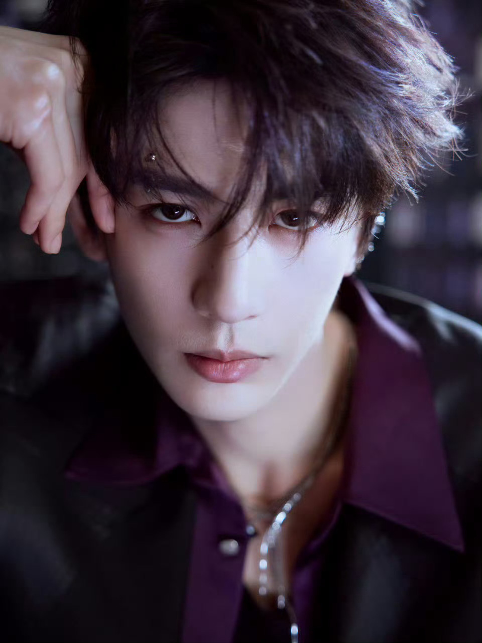 张凌赫无畏契约造型 紫色好啊张凌赫无畏契约上班