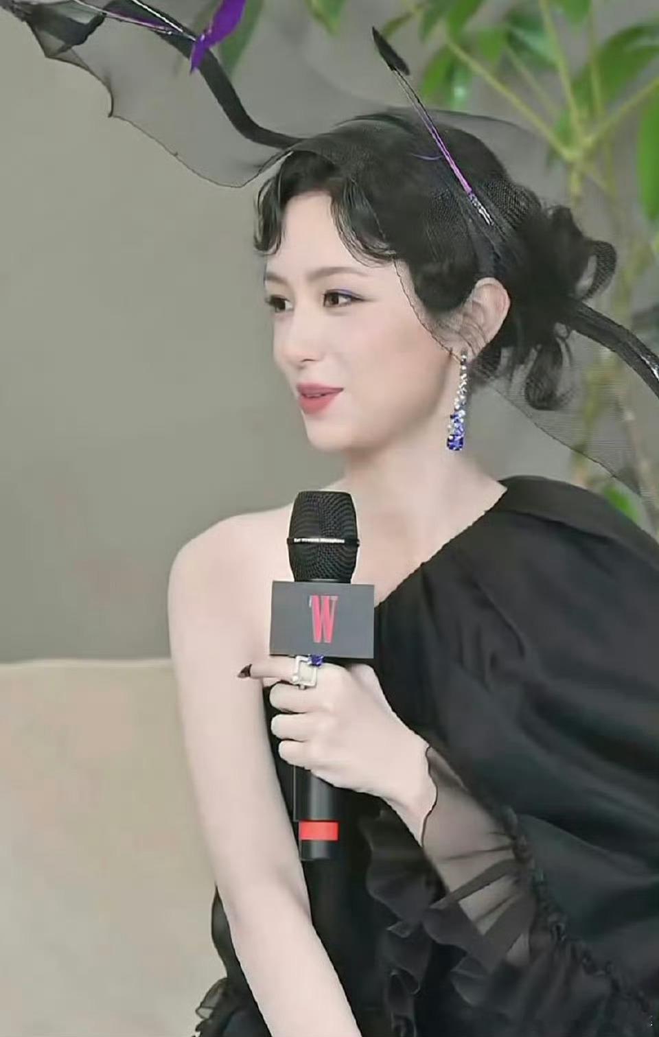 周也这个发型真的不知道说啥好了 ​​​