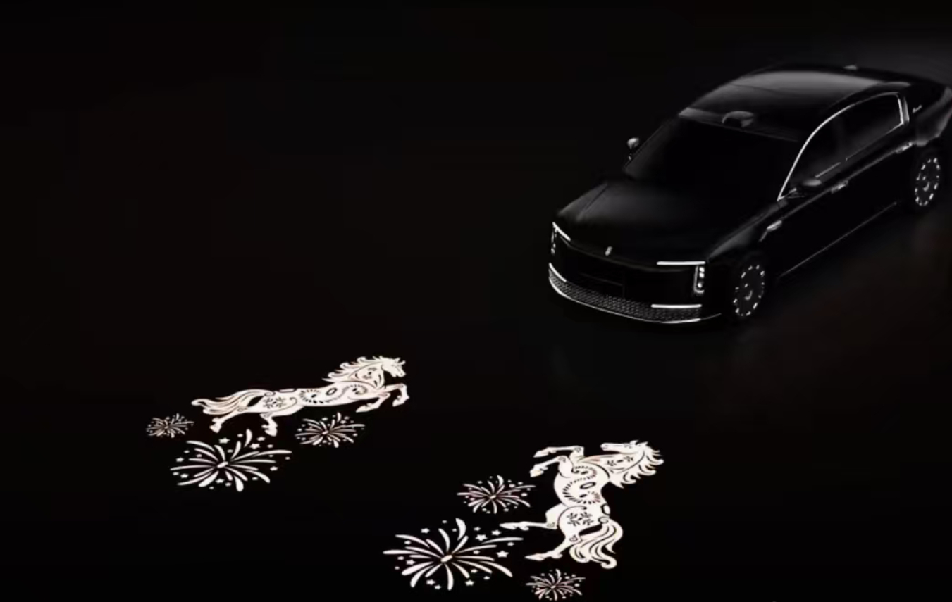 尊界这波OTA最有情绪价值的功能，我投这个“马到成功”投射灯语一票，像剪纸一样精