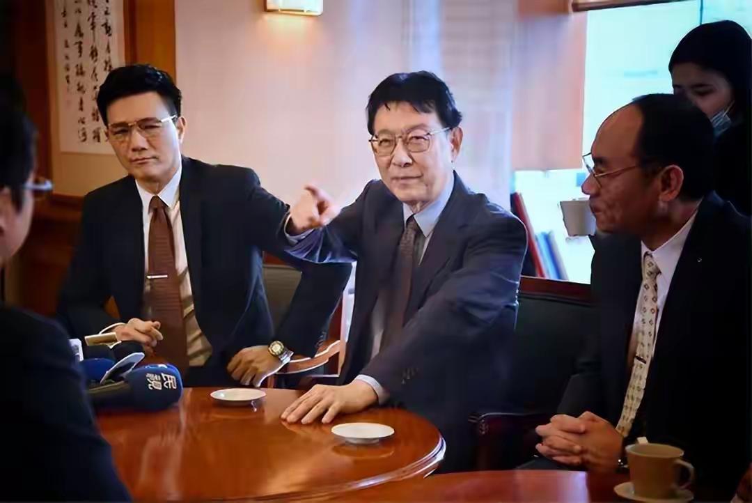 赵少康露出狐狸尾巴！在郑丽文上台第一天就发长文，给郑丽文下指导棋。

其实赵少康