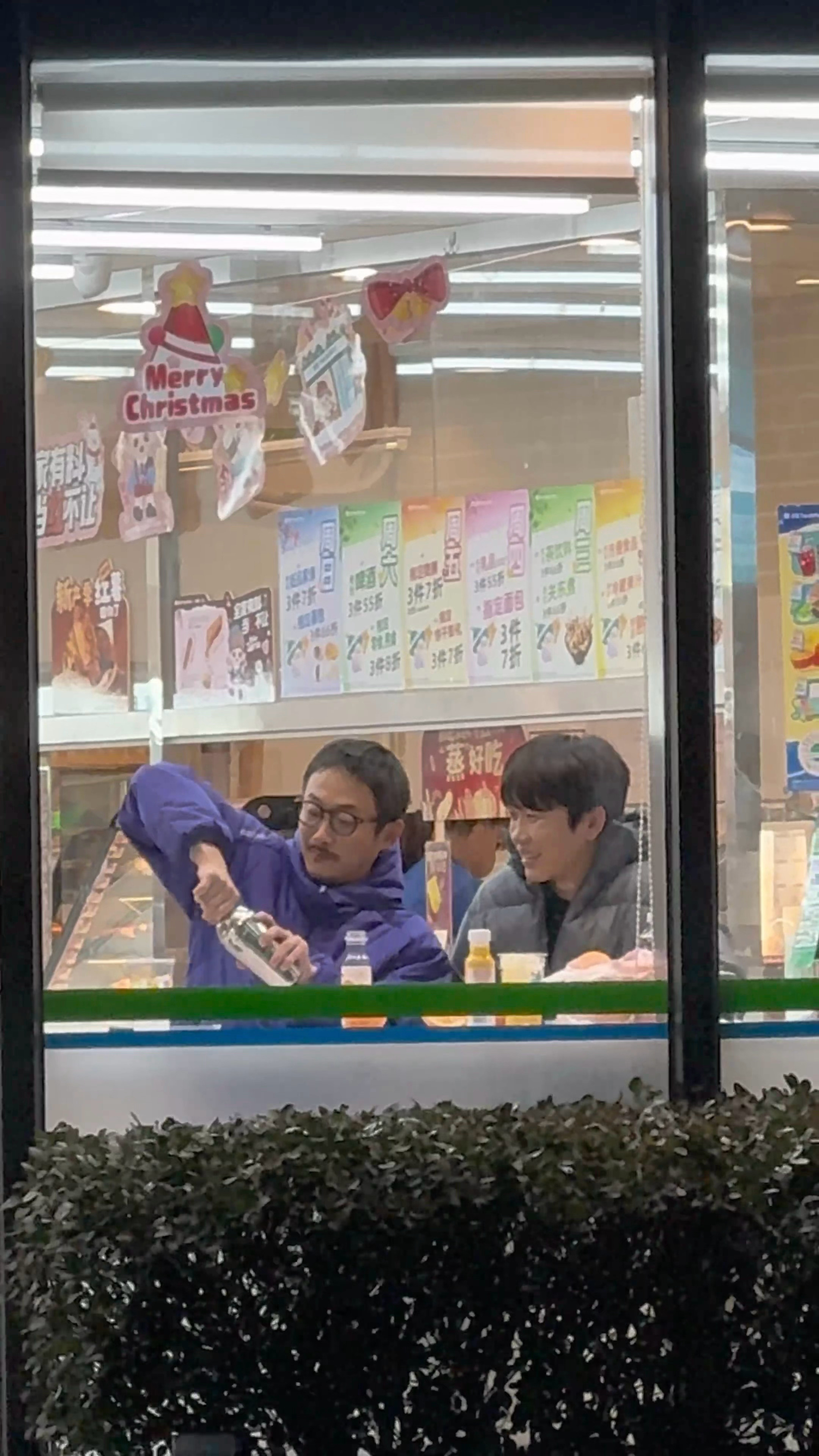 张兴朝李嘉诚便利店调酒碰杯 到底是谁在替我偶遇张兴朝李嘉诚便利店调酒碰杯，咱就说