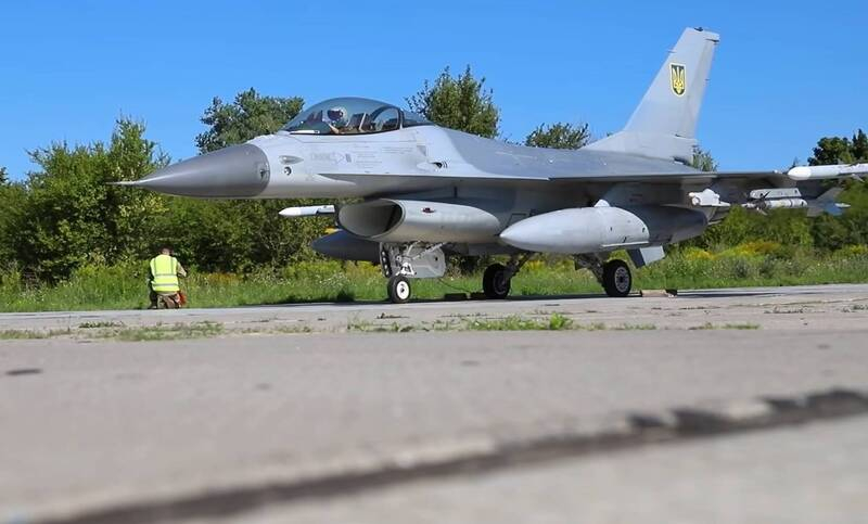 乌军称大规模空袭拦截战果显著：35枚巡航导弹34枚被击落，F-16被点名“关键贡