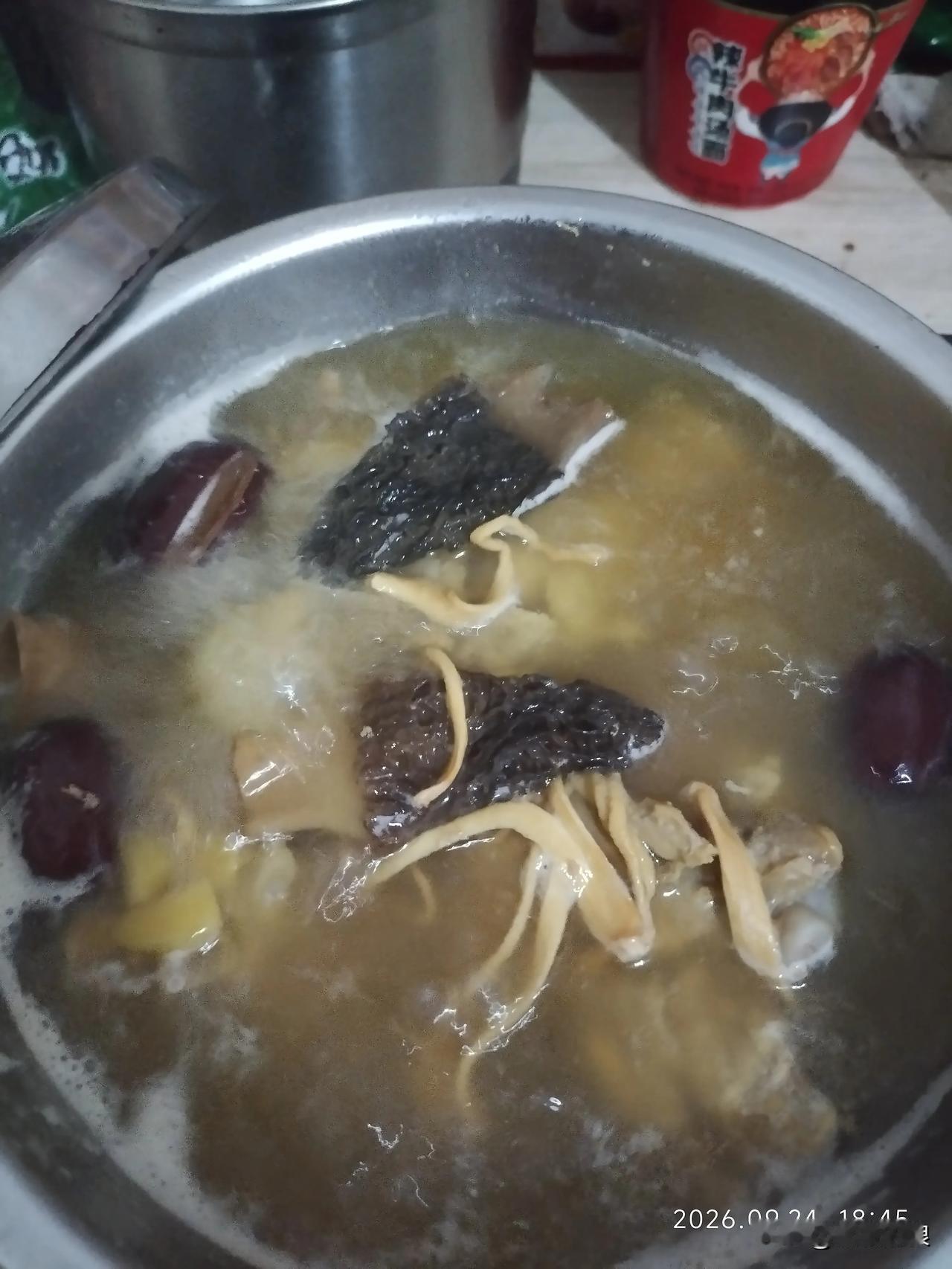 羊肚菌虫草花大枣煲鸭汤，羊肚菌500元一斤，买不起，只买3个偿个味，得扔一半嚼不