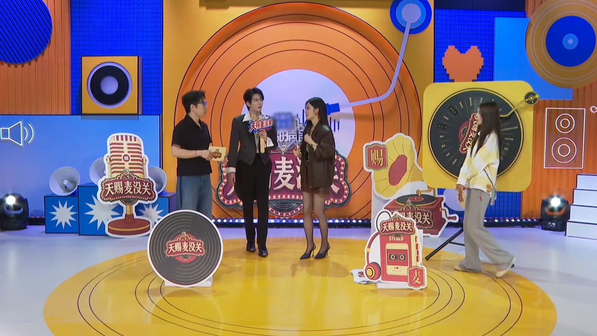 姚晓棠曾舜晞一个镇上的曾舜晞姚晓棠暖心巧合，姚晓棠与曾舜晞籍贯同镇，从家乡故土到