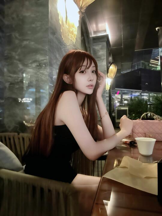 如图这个女人一个月需要用多少钱养着