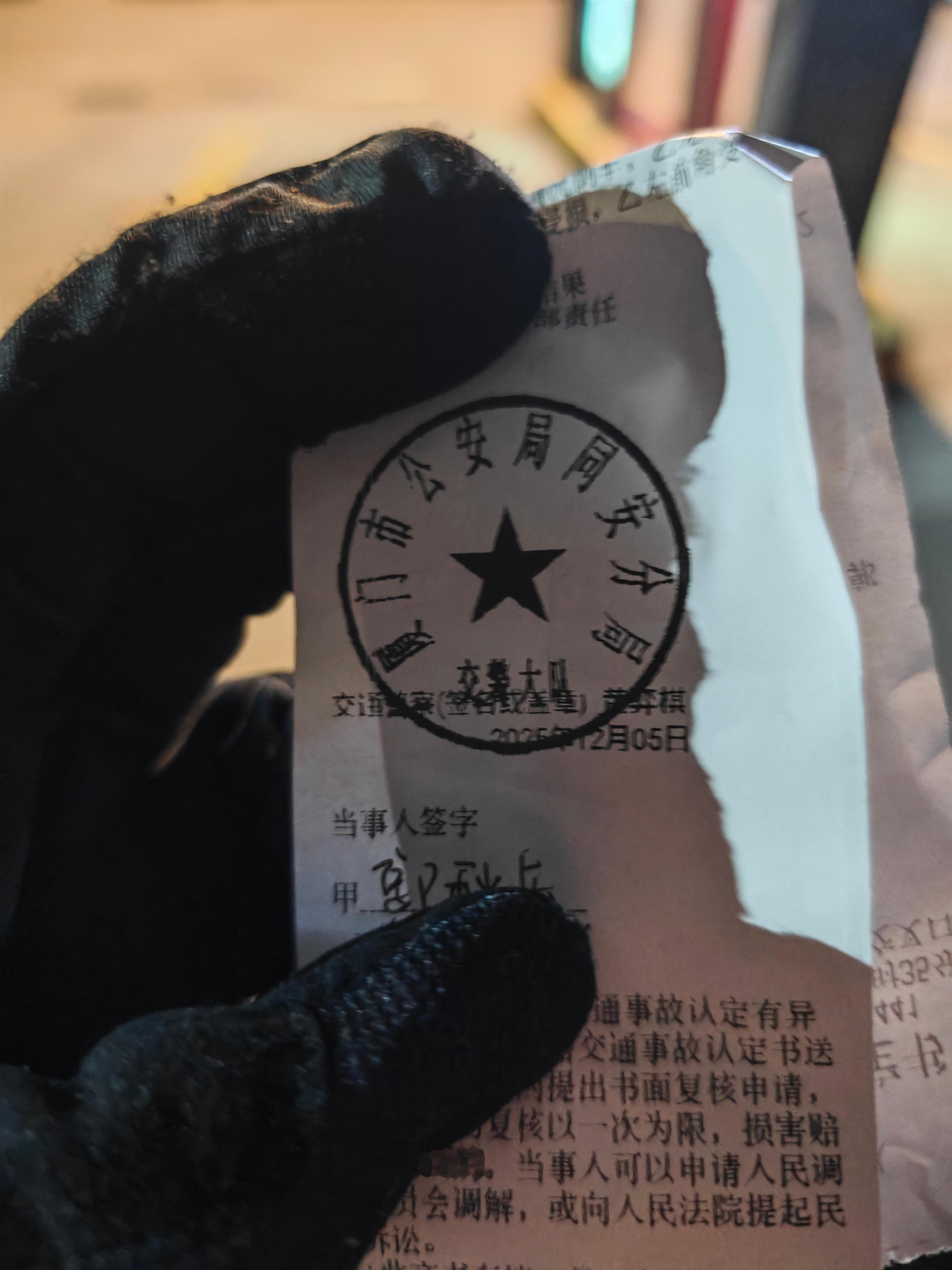 在停车场帮朋友争取了两面漆两个新大灯 ，对方倒车一脚油门