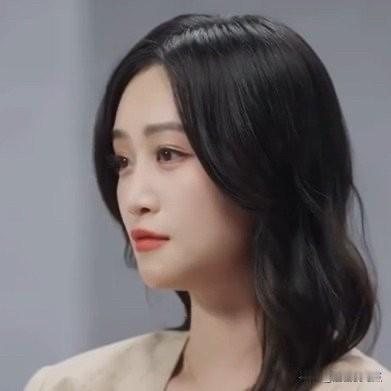 蓝盈莹
今天冲上热搜
这次她和曹骏是真的被她亲手终结了，她在节目里承认新恋情，男
