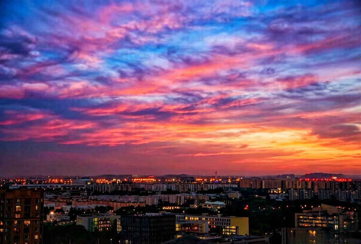 三张图告诉你什么叫“天空在燃烧”🔥。🌇城市晚霞天花板！三张图告诉你什么叫“天
