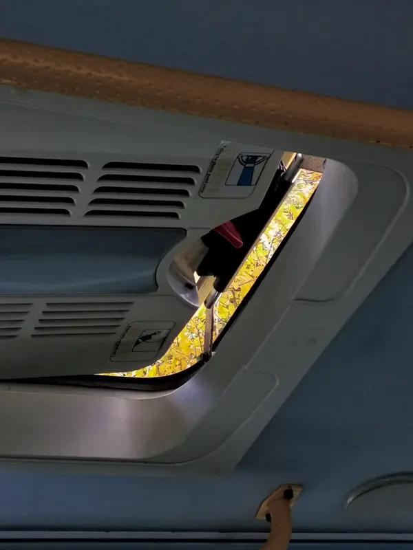 2月7日，有网友称：大巴高速行驶行李舱门突然打开，多件行李被甩飞损毁，有人行李箱