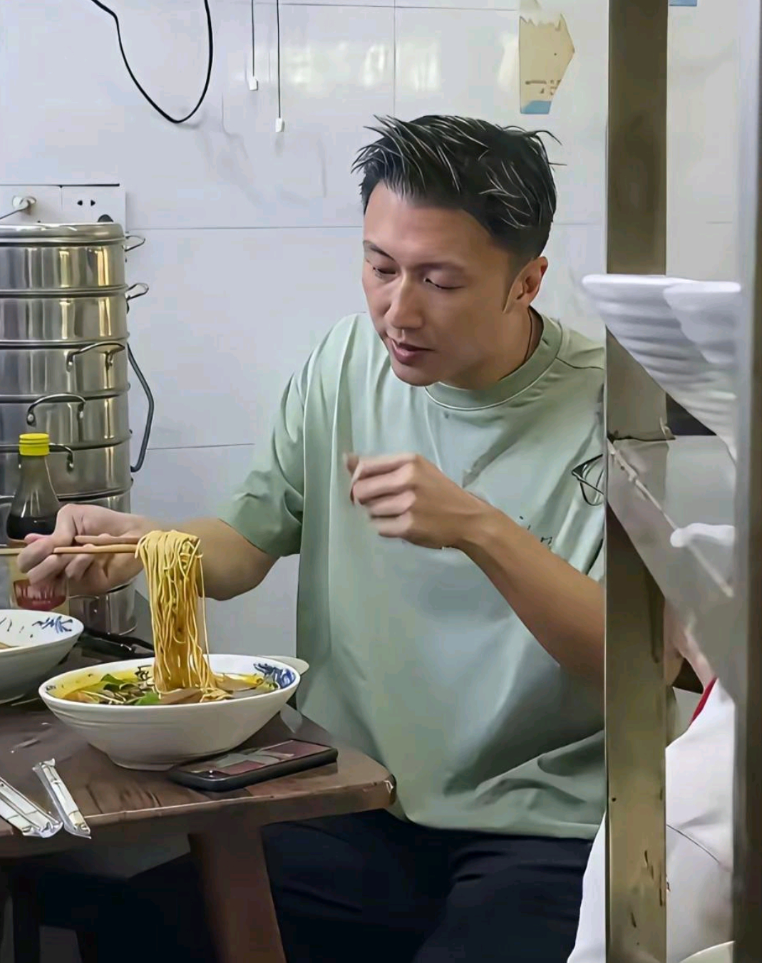 谢霆锋香港吃面，王菲带着摄影师参加女儿音乐节。各自都有各自的活法，每个人都会老，