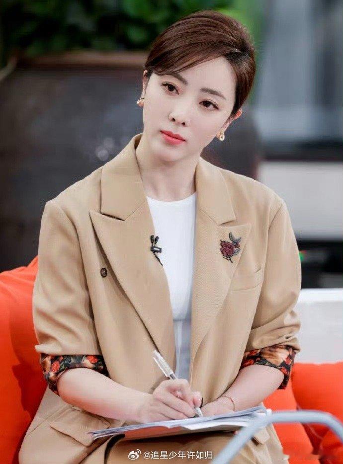 李思思原来是i人当主持 谁说i人搞不了主持？李思思就用经历说明，提前把该做的都做